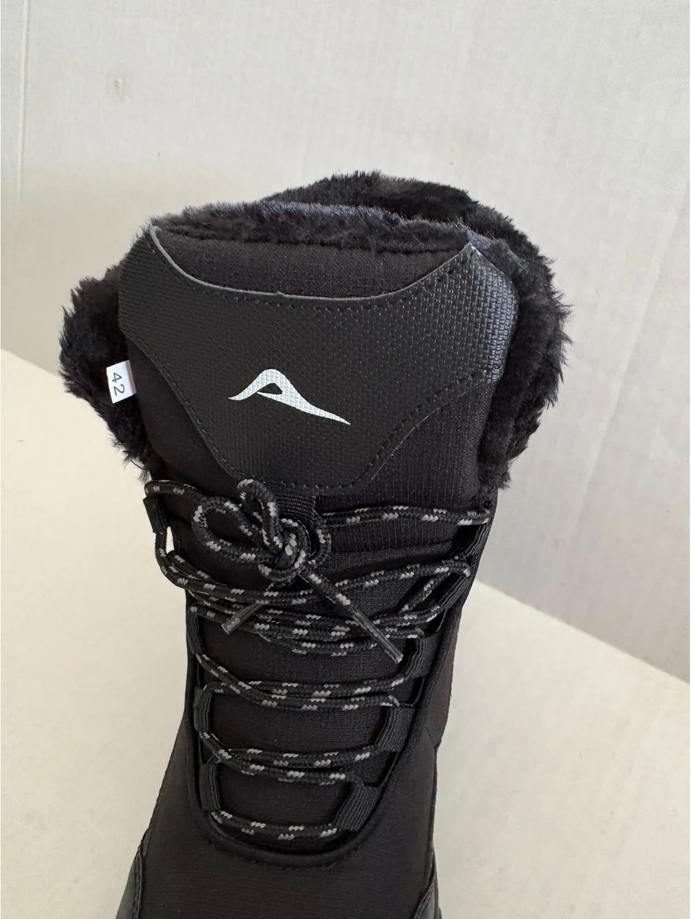 Black new winter boots size 42 (European)
